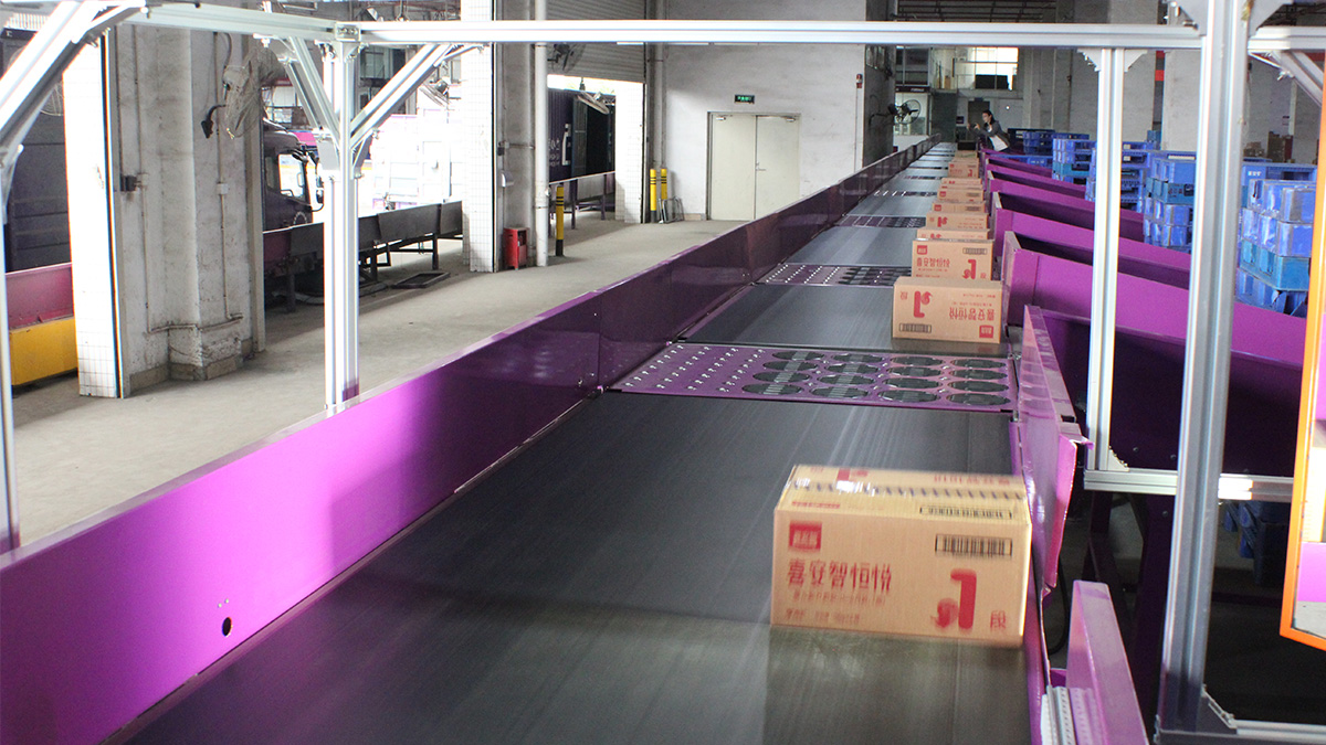 重量段ボール製品の片側仕分け