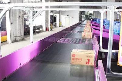 重い段ボール製品の片側仕分け